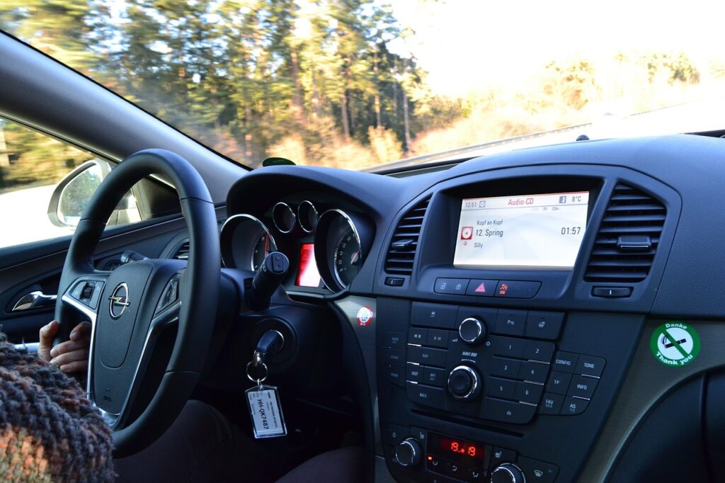 Intérieur d'une voiture d'auto-école pour le permis accéléré
